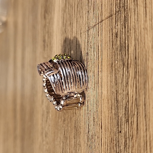 NWT Silvertone Metal Faux Peridot Green Rhinestone Stretchy Band Ring - Picture 2 of 3